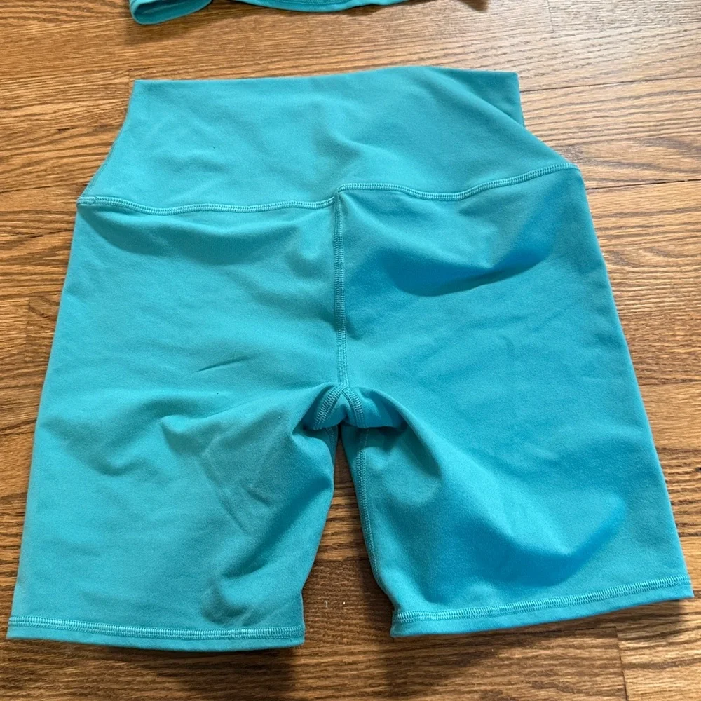 ALO Yoga Turquoise Top - Picture 7 of 7